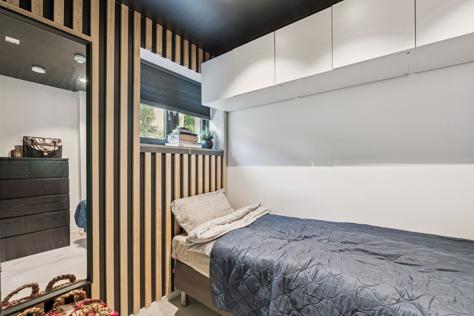 Lun soverom med gulvvarme og smart lagringsløsning. Galleribilde