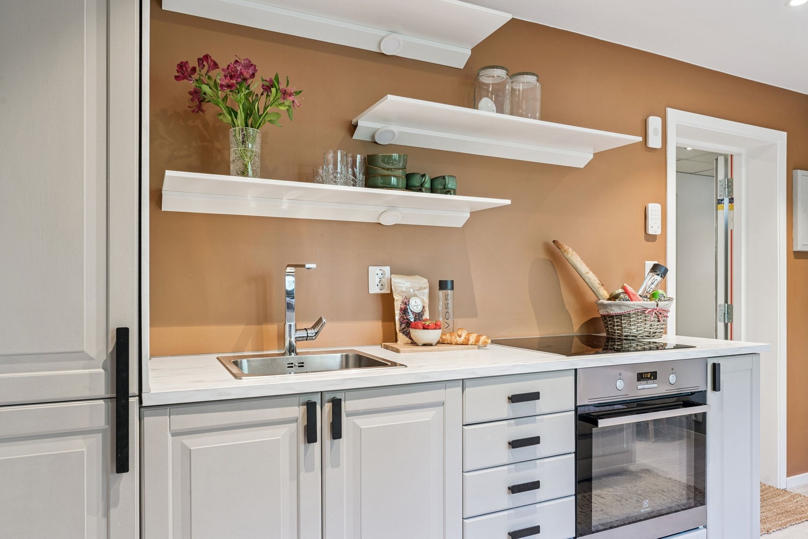 Stilrent kjøkken med integrerte hvitevarer og god oppbevaring. Galleribilde