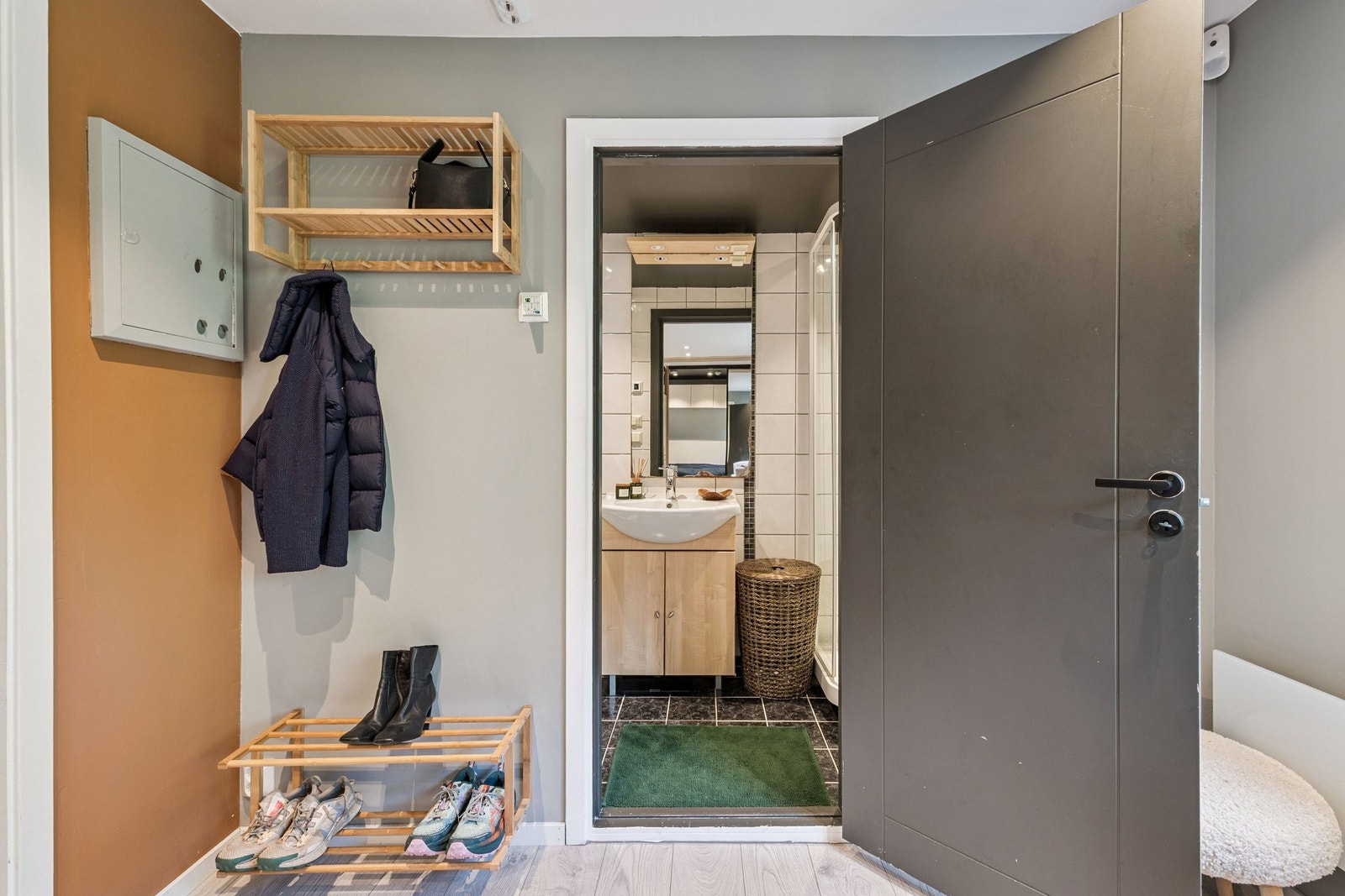 Entré med åpen garderobeløsning og plass til sko og yttertøy. Galleribilde