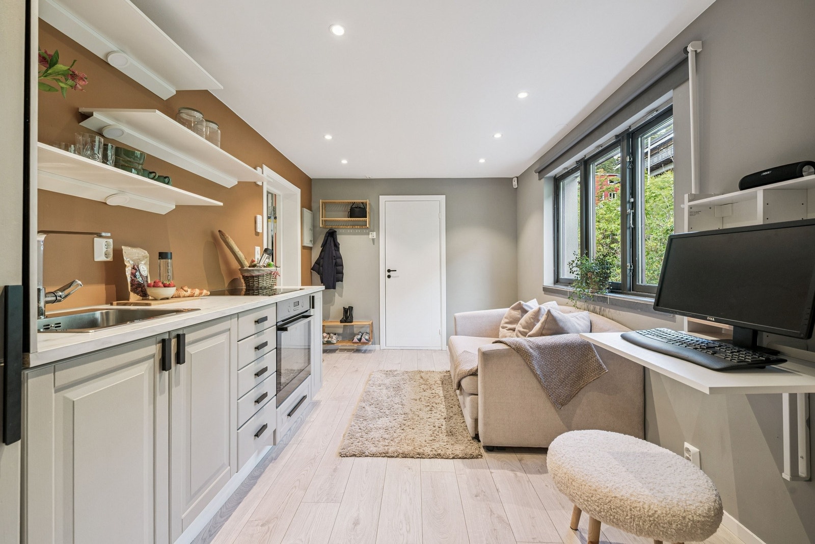 Åpen stue-kjøkkensløsning med plass til kontorarbeid. Galleribilde