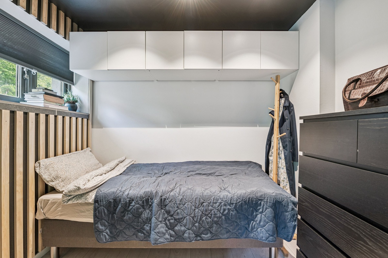 Overskap og kommode som utnytter plassen godt. Galleribilde