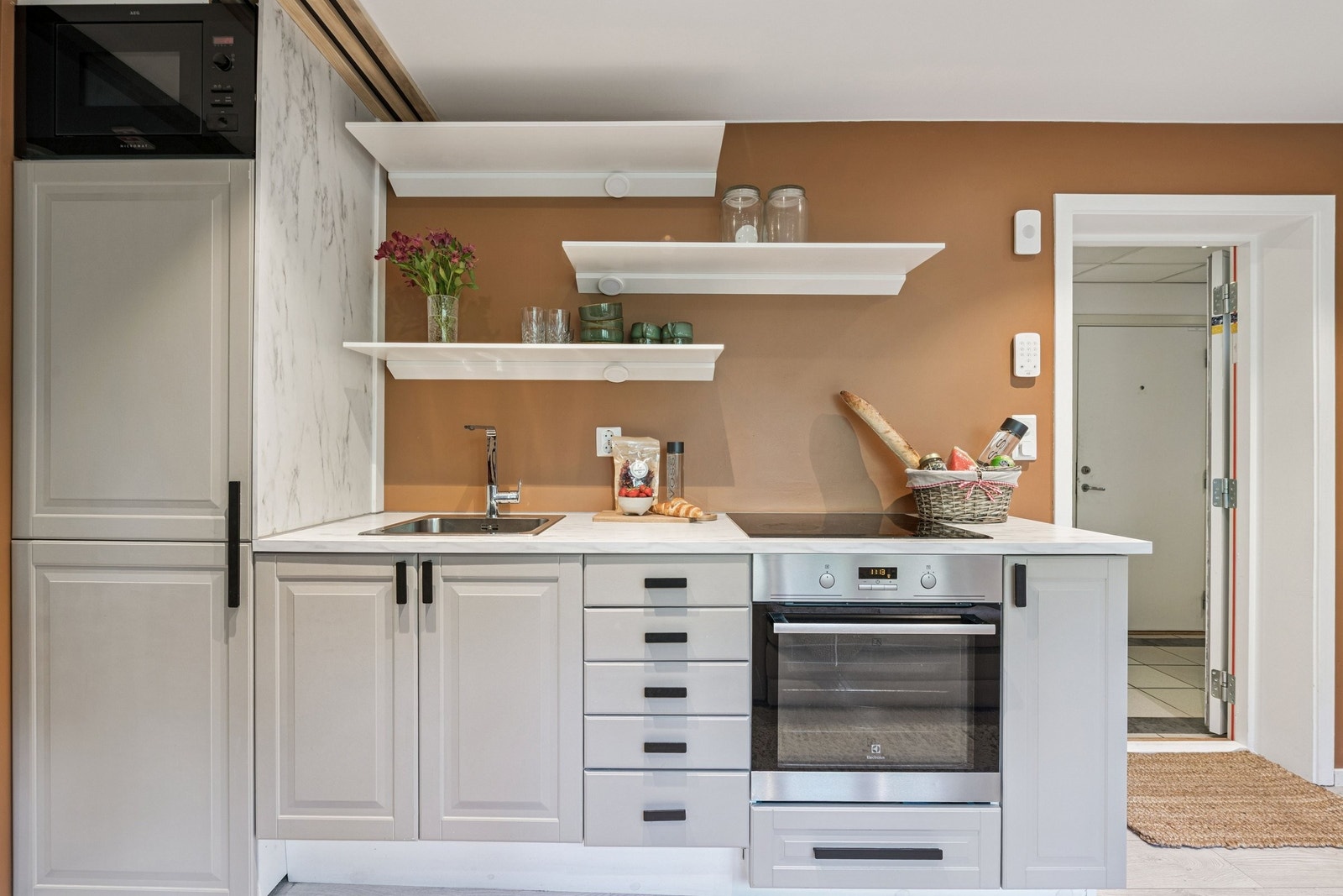 Stilrent og praktisk integrert mikrobølgeovn, kjøl og frys. Galleribilde