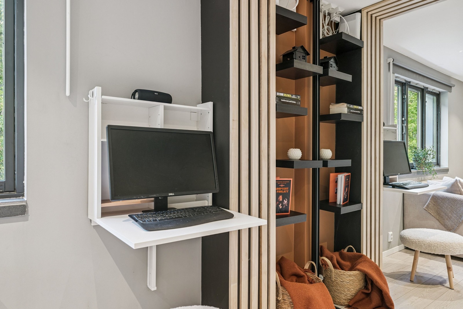 Smart, plassbesparende løsning for studier eller hjemmekontor. Galleribilde