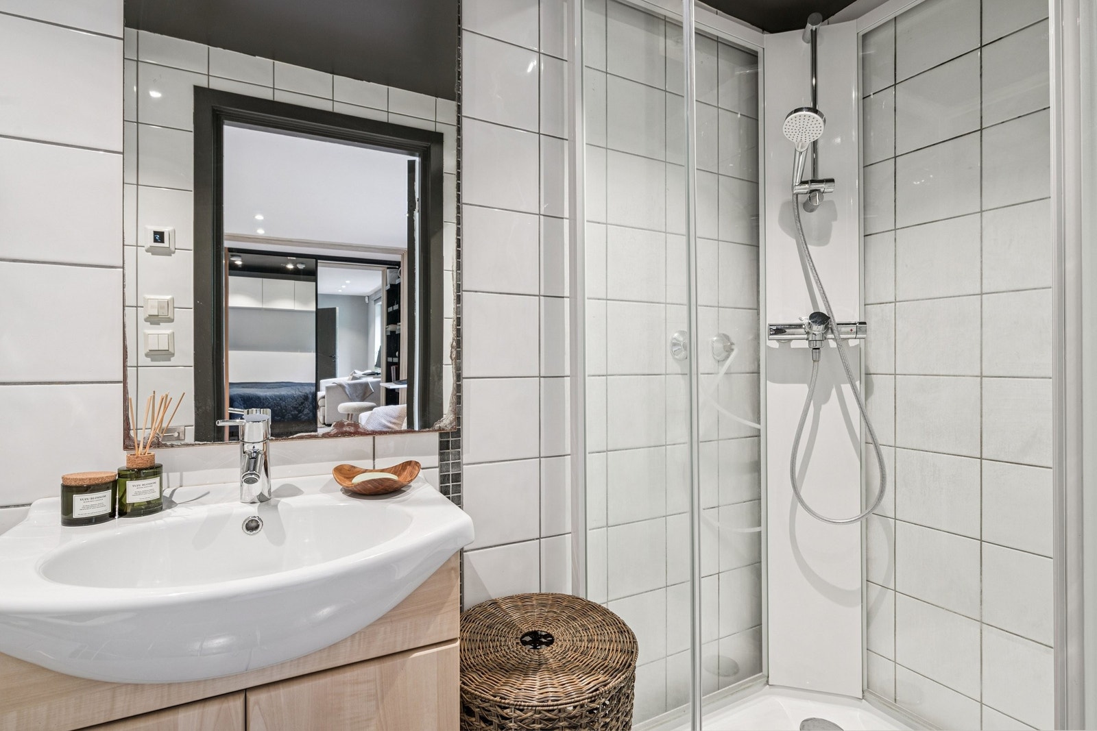 Flislagt bad med dusjhjørne, moderne og funksjonelt. Galleribilde