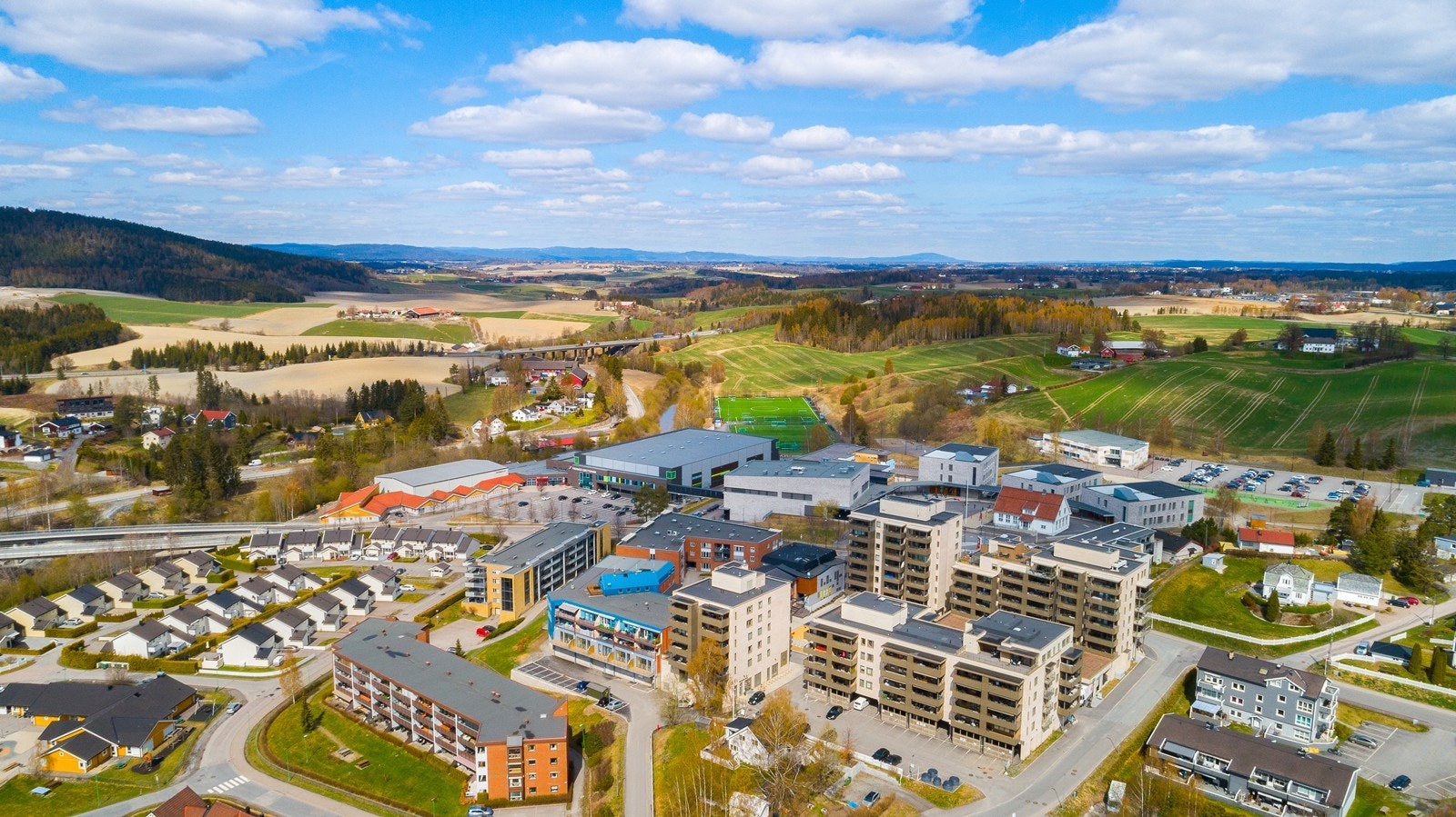 Eiendommen har en attraktiv og sentral beliggenhet i et etablert og barnevennlig boligområde på Hekseberg/Vardefjellet i Frogner. Galleribilde