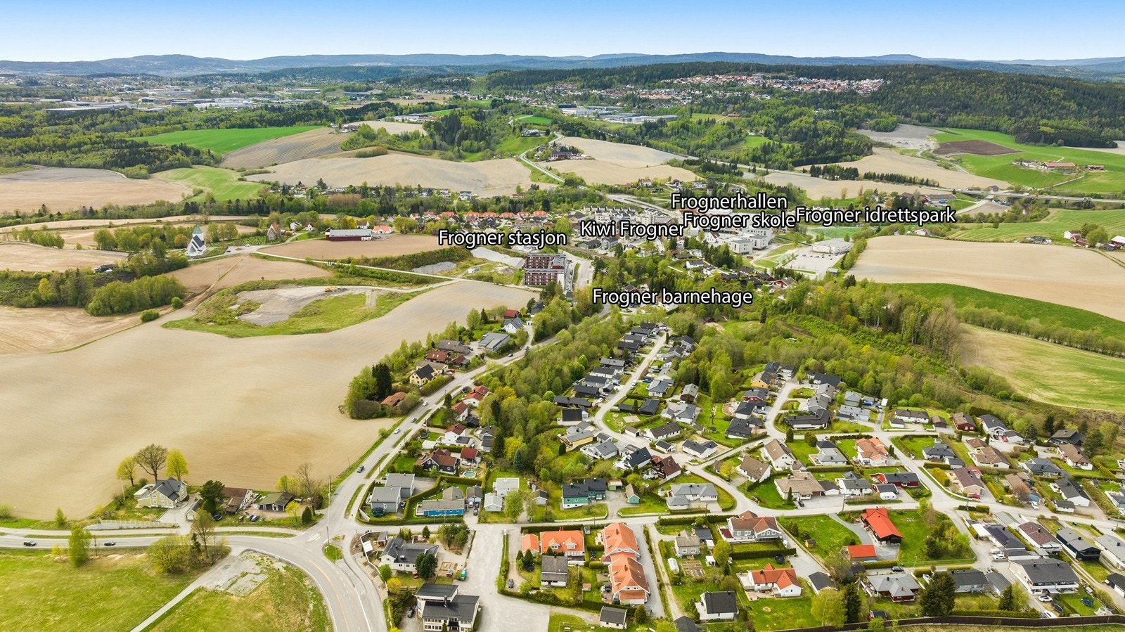Eiendommen ligger i et populært og naturskjønt boligområde på Vardefjellet, ca. 4 km fra Frogner sentrum i Lillestrøm kommune. Galleribilde