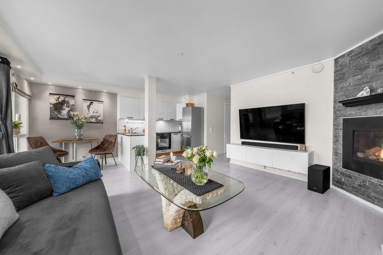 Stor stue og kjøkken i ett! Gasspeis som betjenes med fjernkontroll Galleribilde