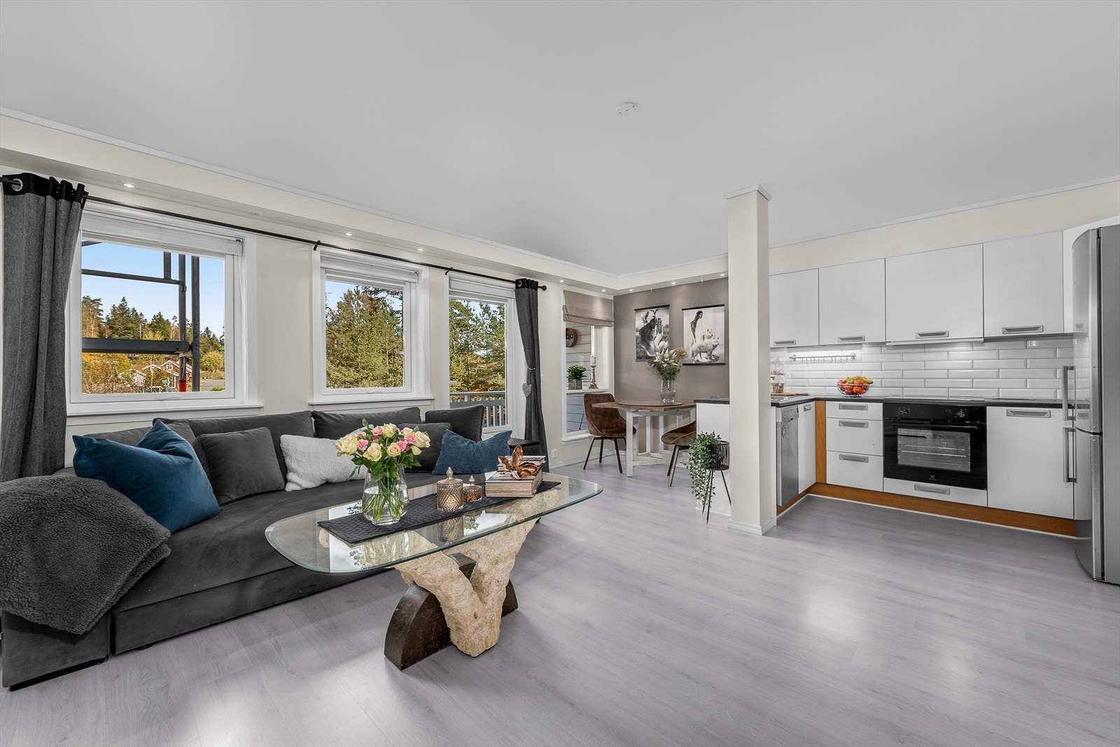 -Lys og luftig stue i åpen løsning med kjøkkenet. Det er tilpassede screens på alle vinduene og på balkongdøren.JPG Galleribilde