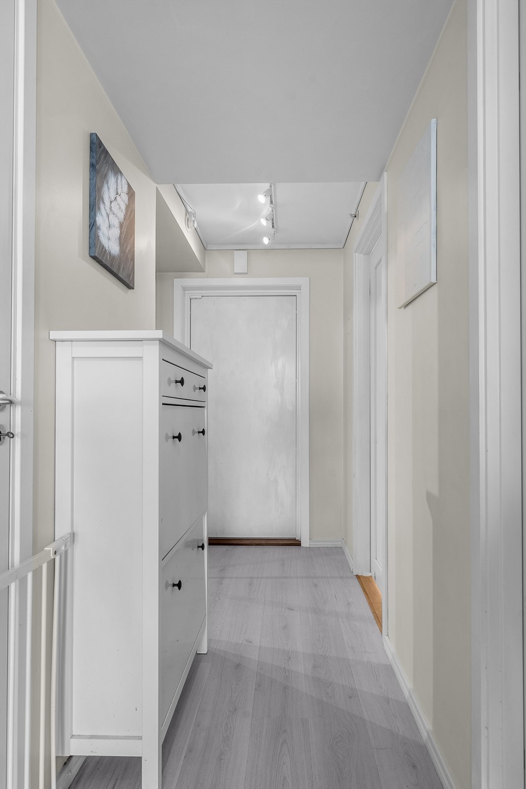 -Fra stuen har man adkomst til bad og soverom..JPG Galleribilde