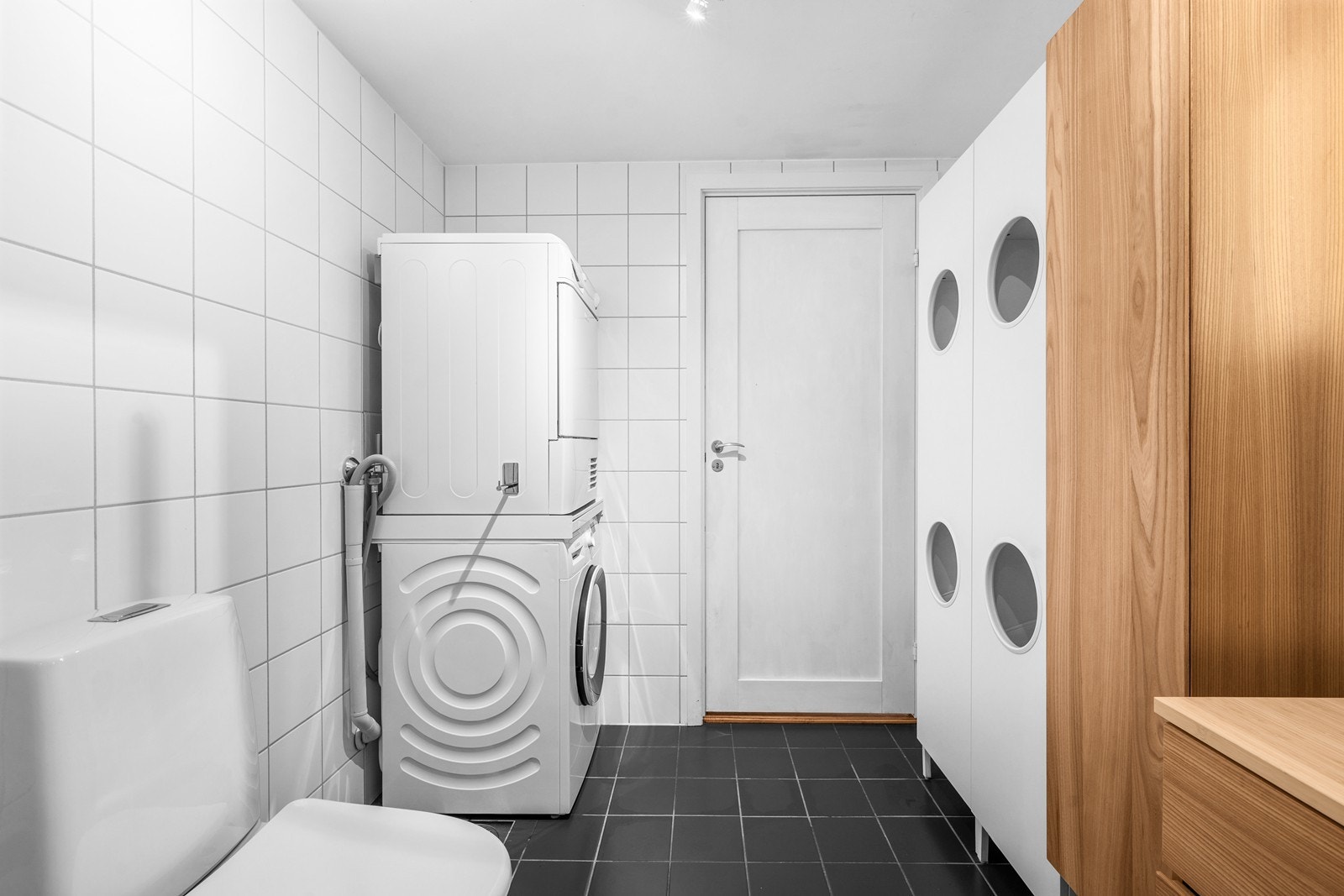 Rommet er utstyrt med toalett, dusjnisje og opplegg for vaskemaskin. Galleribilde