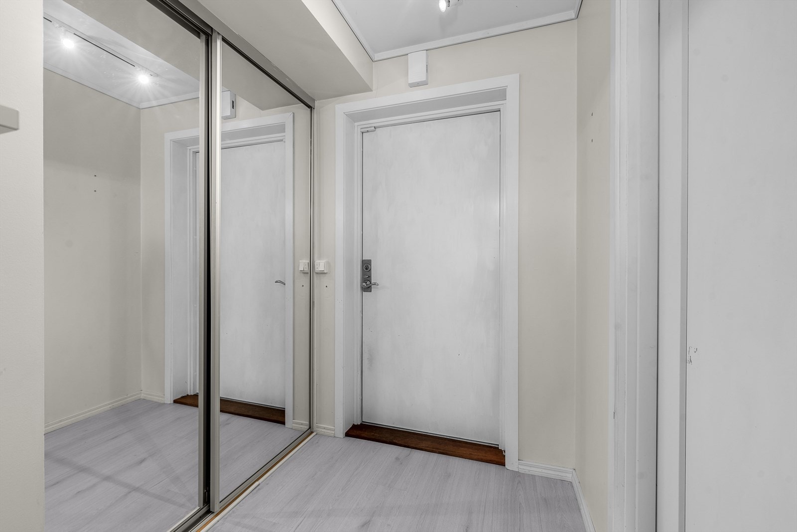 -Velkommen inn! I entréen er det plass til oppbevaring av yttertøy og sko..JPG Galleribilde