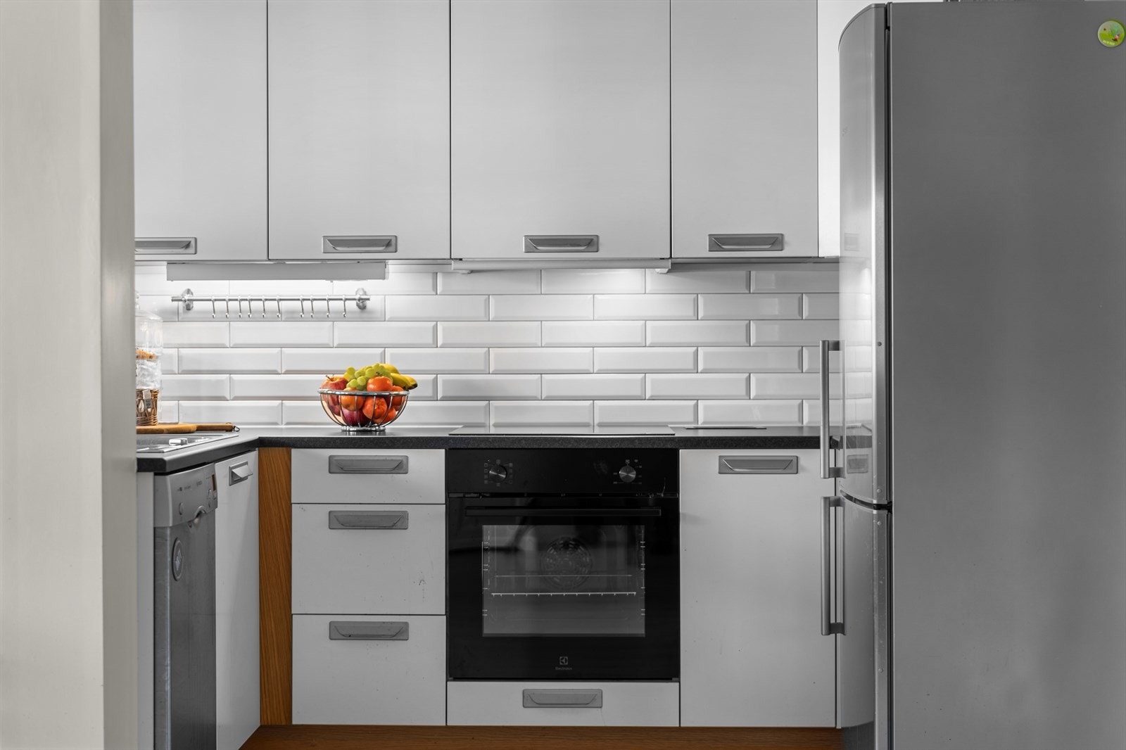 -Komfyr og platetopp er nye fra 2025, og i 2016 ble det montert pop-up stikkontakt i benkeplaten..JPG Galleribilde