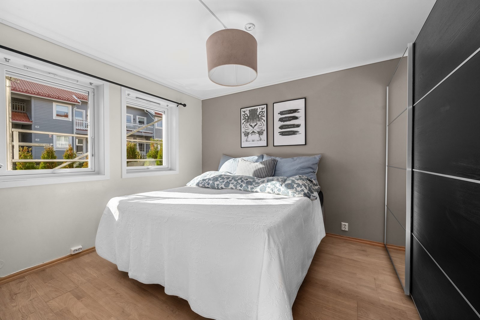 -Soverommet har laminat på gulvet og slette, malte overflater på vegger og i tak. Her har man god solskjerming fra tilpassede screens.JPG Galleribilde