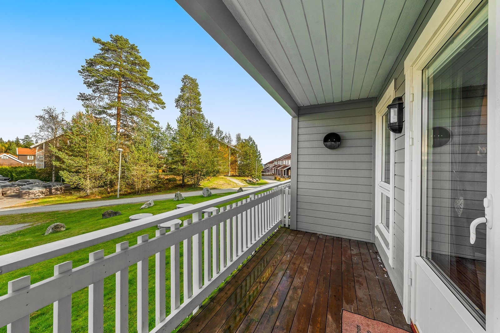 Fra stuen er det utgang til en nordøstvendt balkong på 9 m². Galleribilde