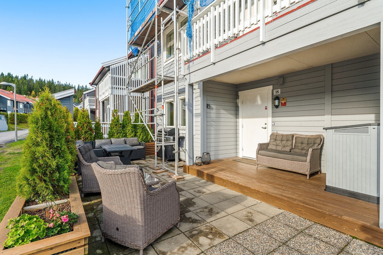 Ved inngangspartiet har man en koselig adkomstterrasse. Her er det meget god solforhold med sydvestvendt orientering Galleribilde