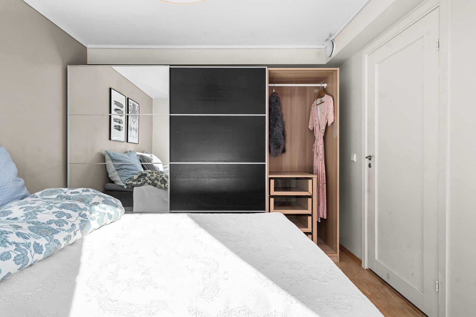 Rommet har god plass til en stor garderobeløsning. Galleribilde