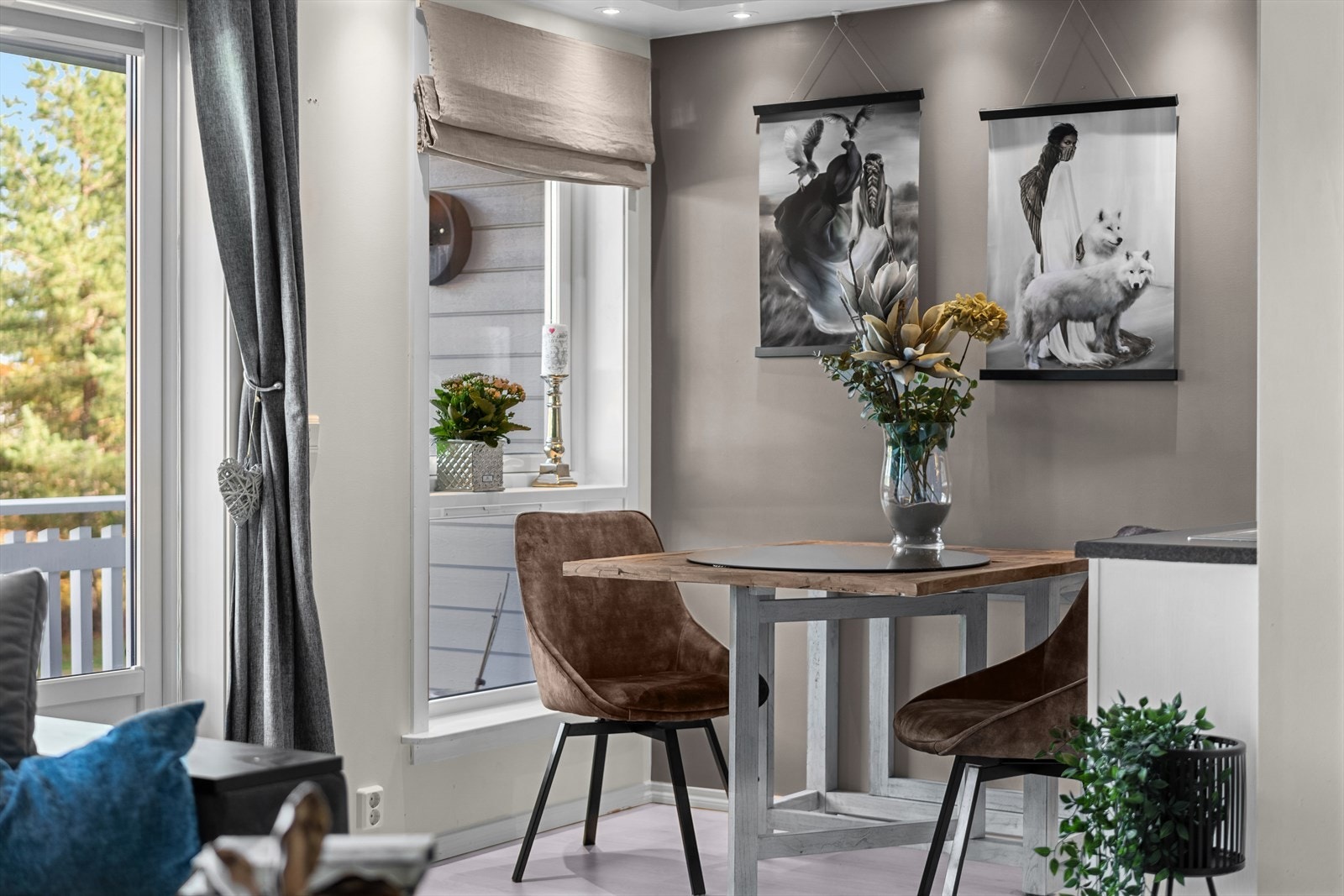 -Den åpne planløsningen legger til rette for en egen spisesone, perfekt for hyggelige måltider med familie og gjester Galleribilde