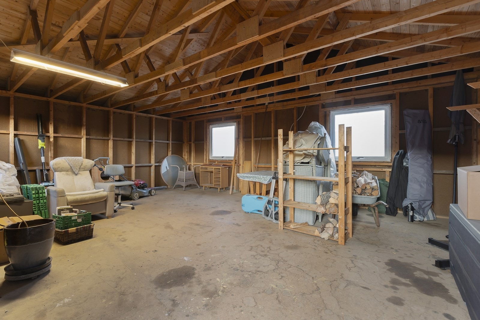 Stor lagringsplass 37 kvm over garasjen Galleribilde