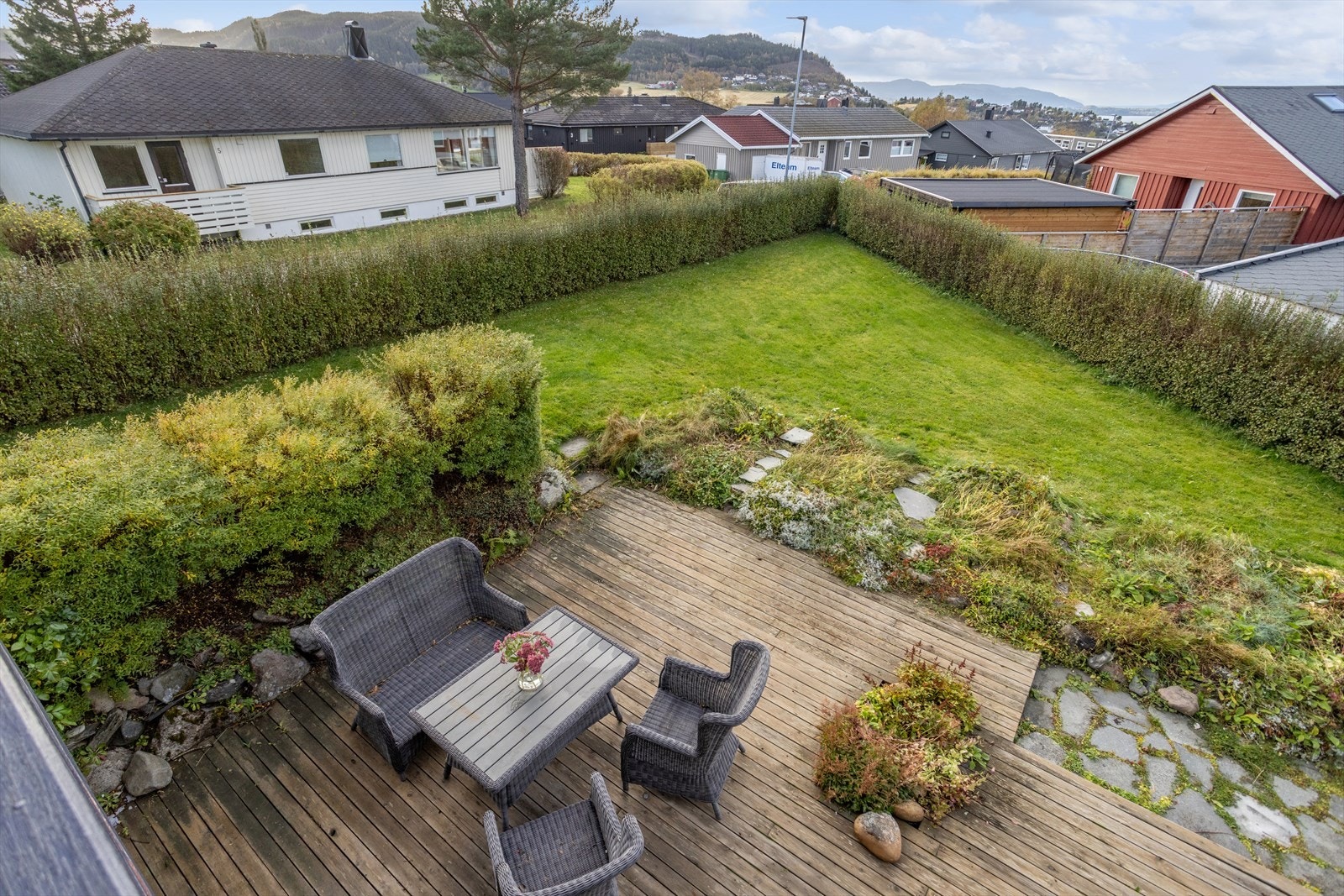 Fra balkongen i 2. etg. med utsikt over tomten og den romslige terrassen på ca. 49 m². Galleribilde