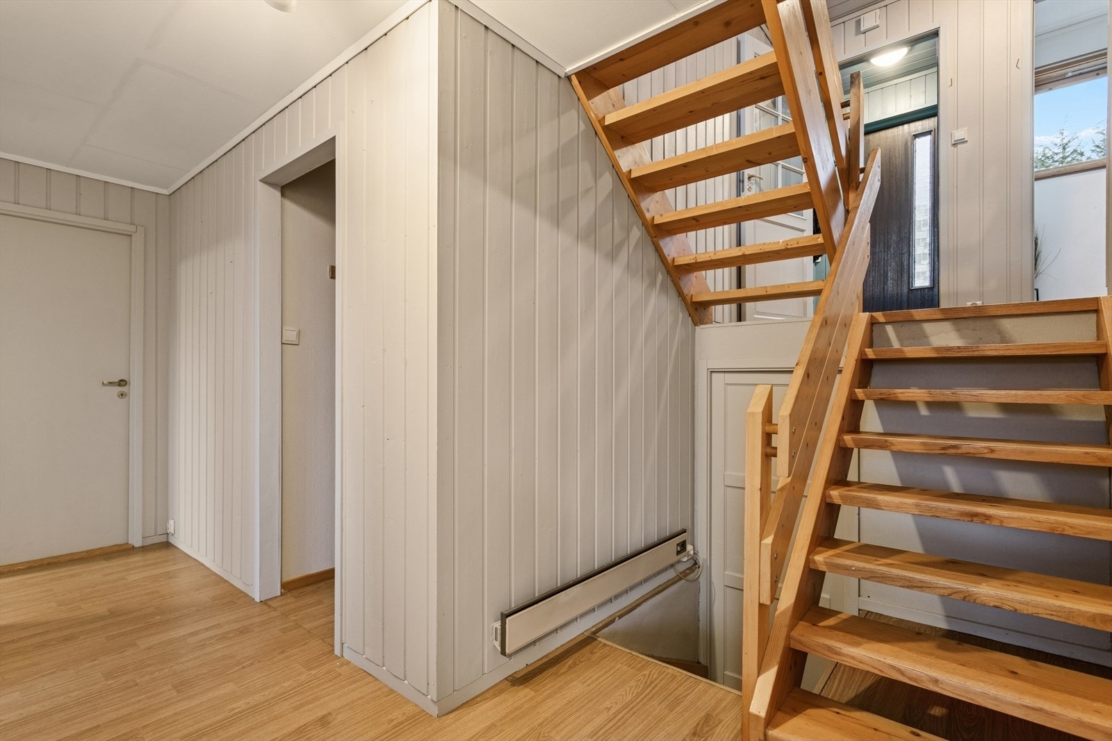 Gang/trappeoppgang som gir et luftig og åpent preg til eiendommen. Galleribilde