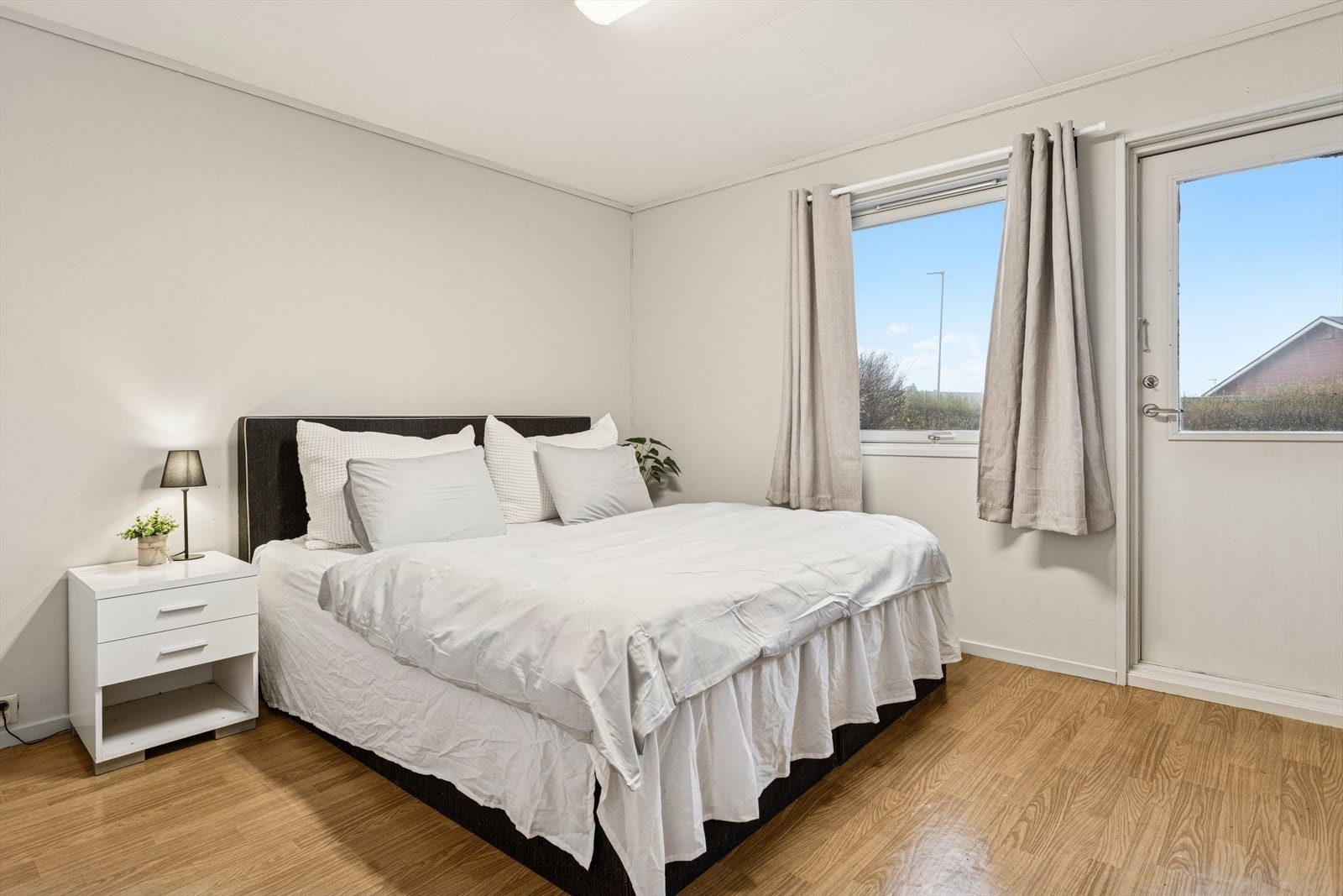 Romslig soverom (12,9 m) med plass til dobbelseng og nattbord, et lyst og innbydende rom som gir god atmosfære. Utgang til terrasse. Galleribilde