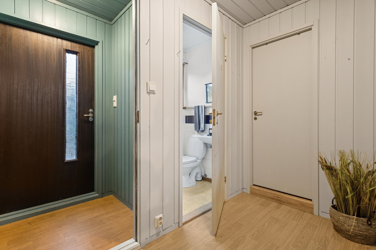 Vindfang/gang med plass til å henge fra seg yttertøy og sette fra seg sko. Galleribilde