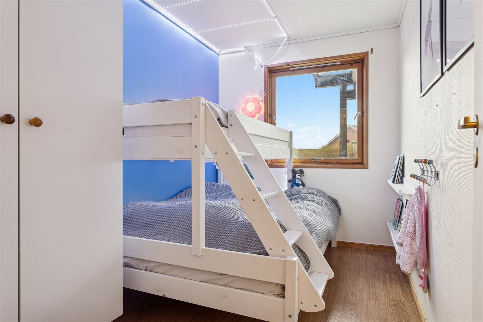 Lyst og praktisk soverom med god plass til romslig køyeseng, perfekt for familie eller gjester. Galleribilde