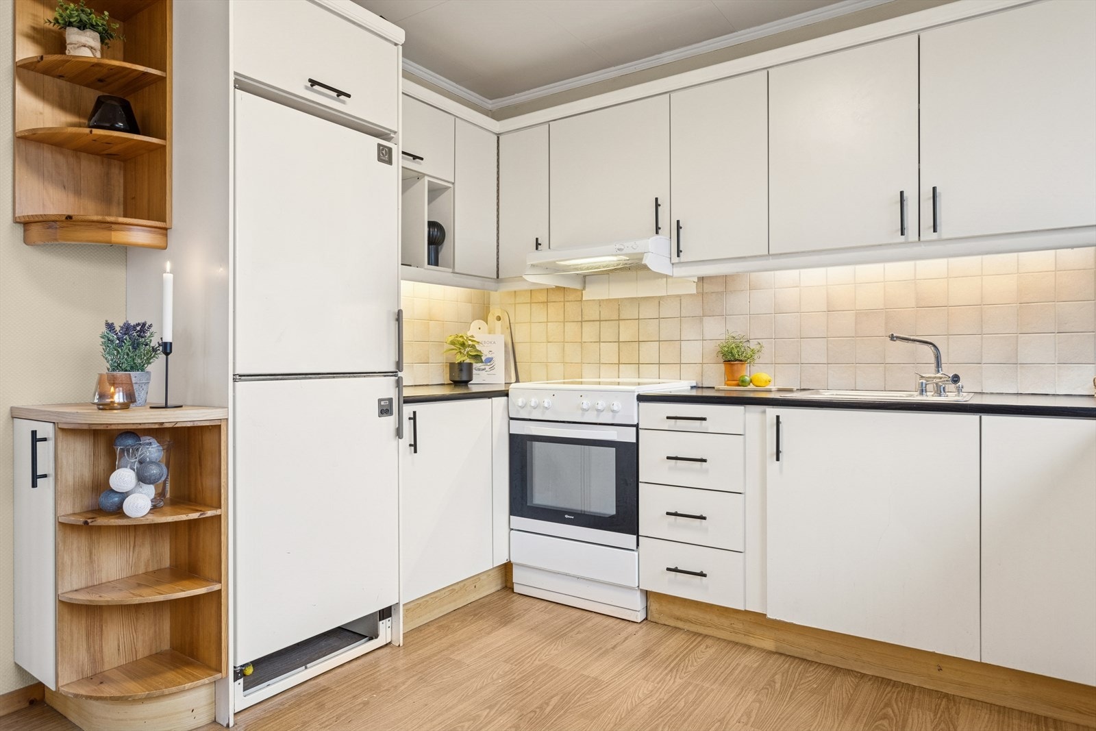 Godt med skap- og benkeplass. Flis på vegg over benkeplate. Galleribilde