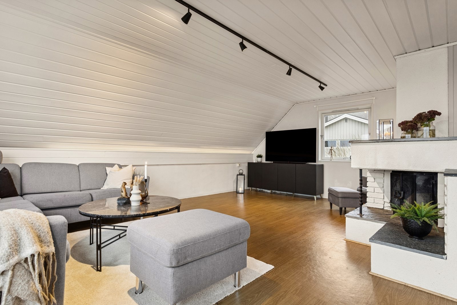 Stuens gode størrelse gir deg flere alternativer mtp møblering. Galleribilde