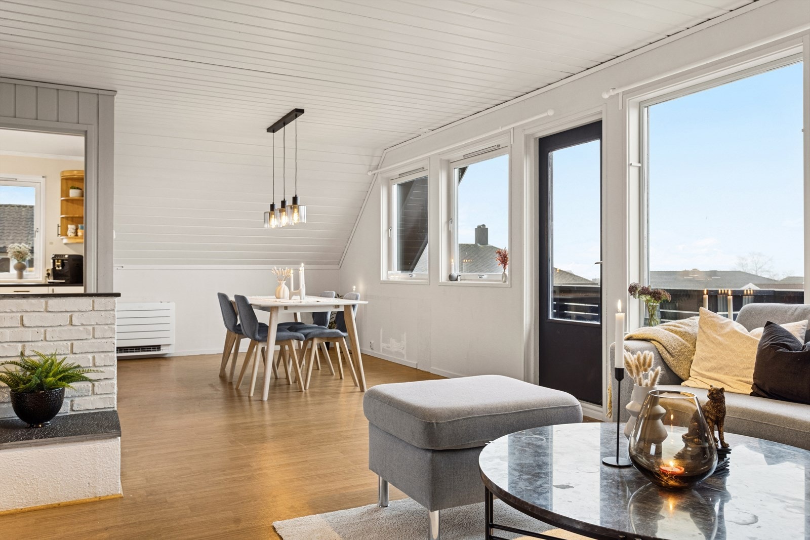 Koselig spisegruppe som du kan dekke på og invitere inn til sosiale sammenkomster og hyggelige måltider. Galleribilde