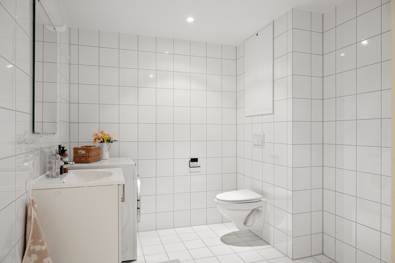 Badet fremstår tidløst med fliser på gulv og vegger. Galleribilde