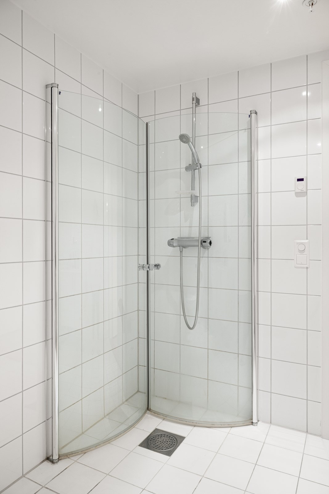 Det er varme i gulv og spotter i himling. Galleribilde