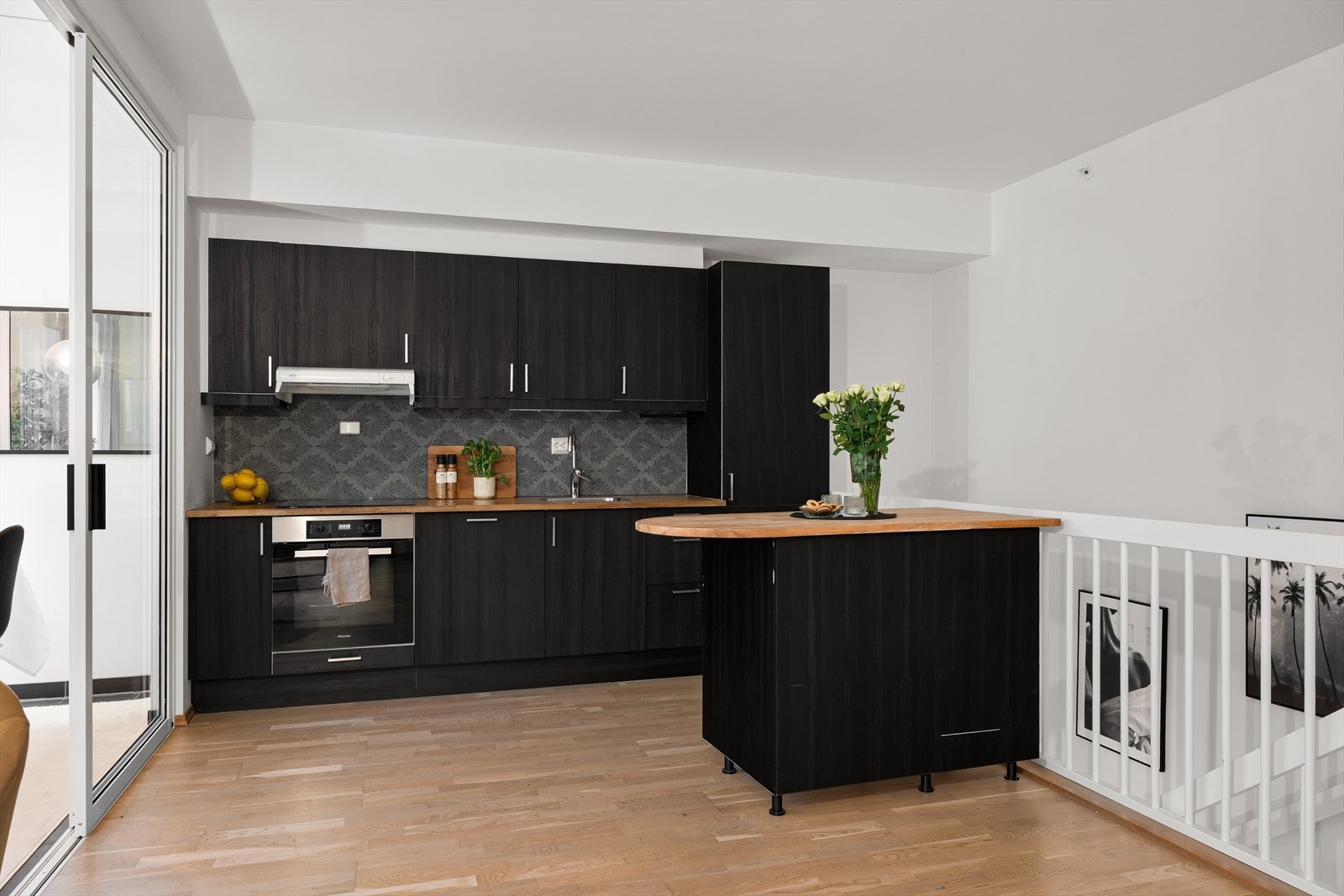 Kjøkkenet er i sort utførelse med integrerte hvitevarer. Galleribilde