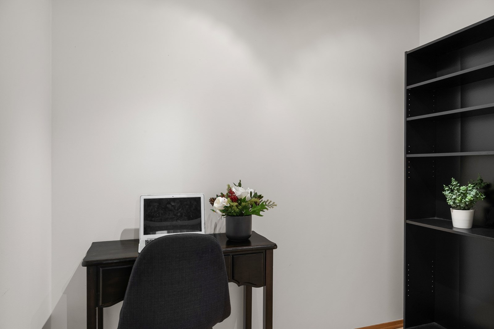 Innvendig bod som i dag benyttes som kontor. Galleribilde