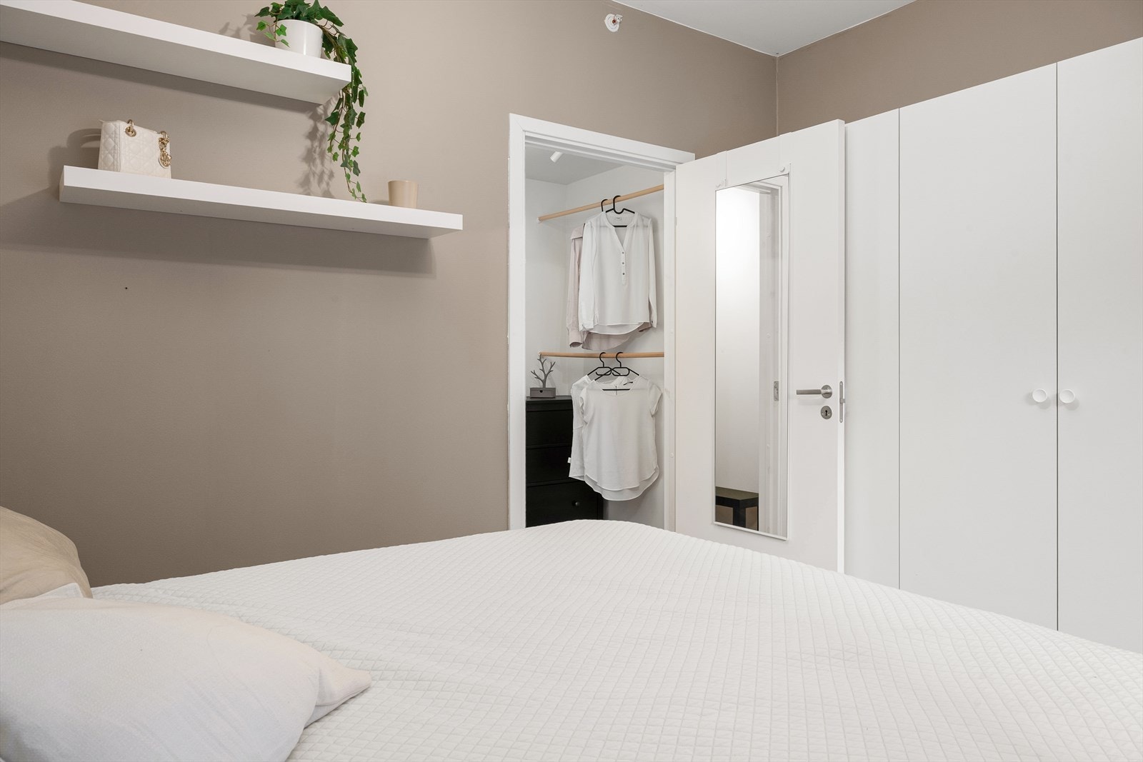 Hovedsoverommet har garderobeskap samt dør direkte inn til garderoberom. Galleribilde