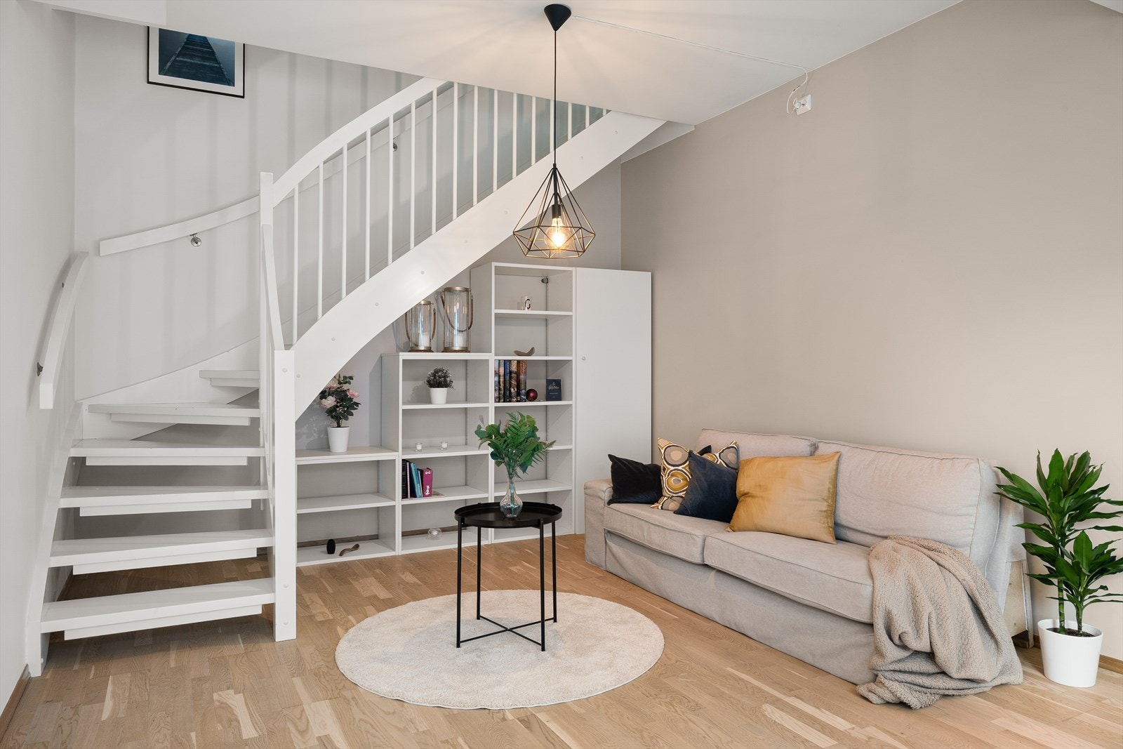 Romslig stue i 1. etasje med store vindusflater som slipper inn rikelig med naturlig dagslys. Galleribilde