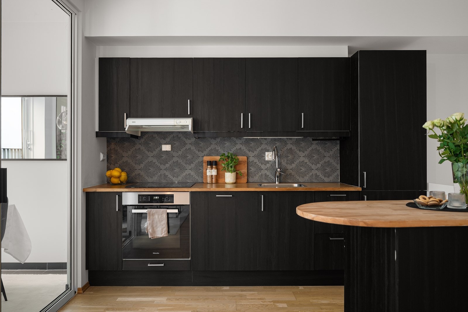 Boligen har gjennomgående god standard med parkett på gulv og lyse, hvitmalte overflater som gir en ren og tidløs atmosfære. Galleribilde