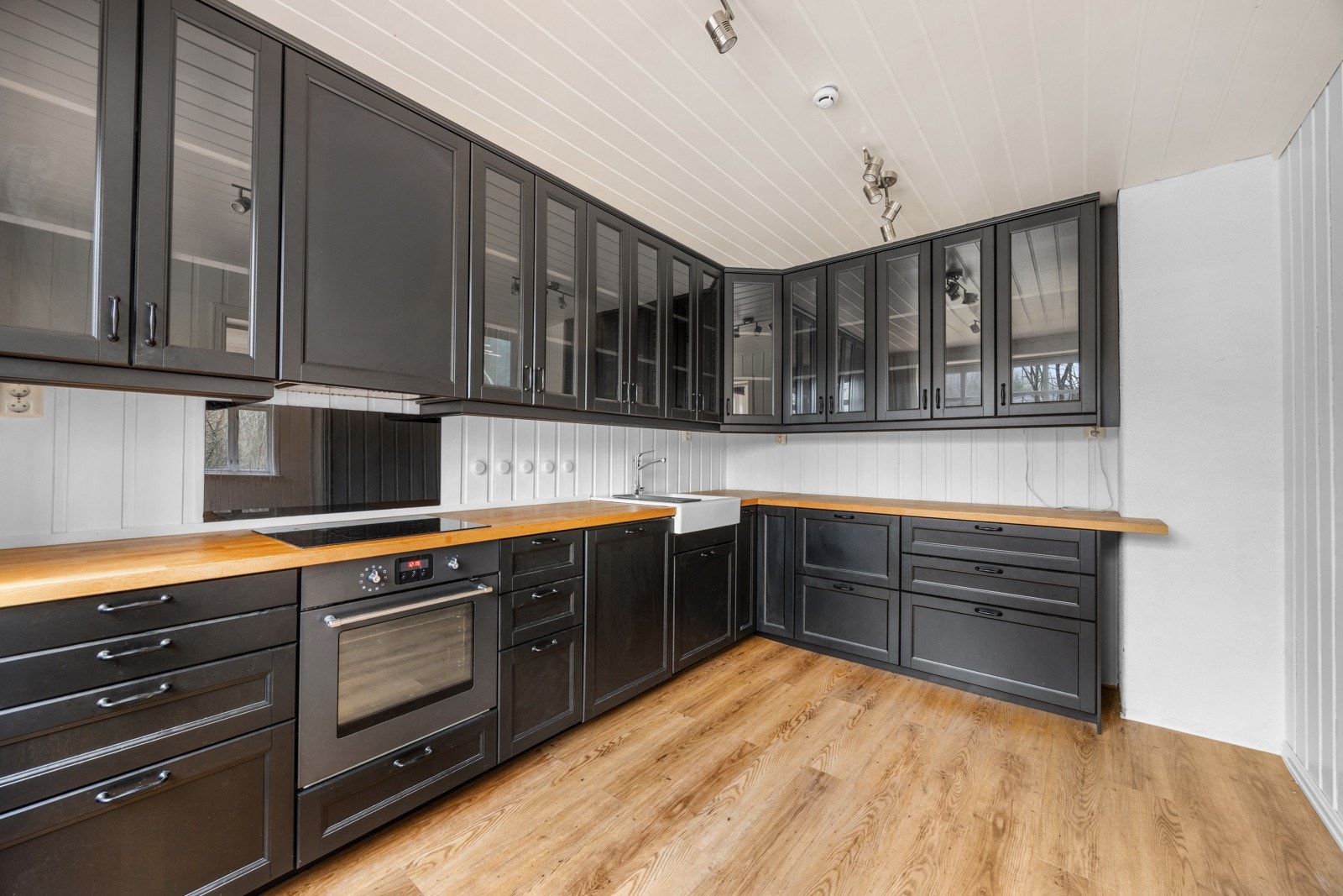 Pent kjøkken med god lagring- og benkeplass. Galleribilde