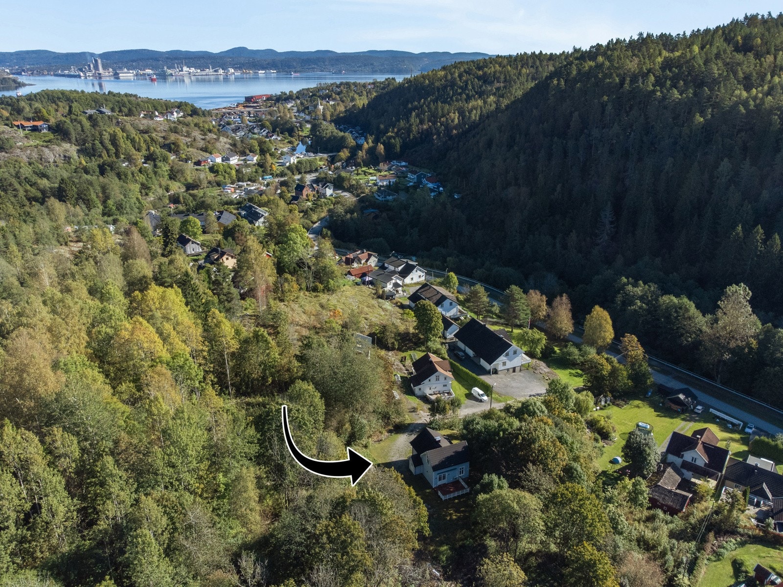 Boligen ligger skjermet og fint til på Herre i Bamble kommune. Galleribilde