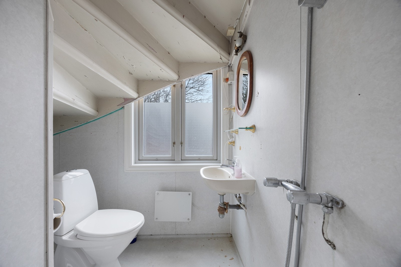 Bad, slik det fremstår i dag, det er satt av eget rom for nytt baderom. Galleribilde