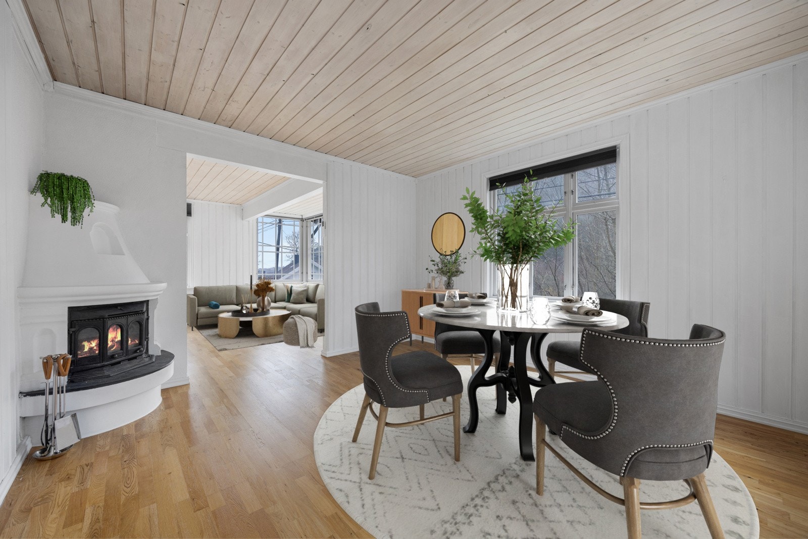 Lunt og deilig med peisovn som gir god varme til kalde dager. I tillegg er det montert varmepumpe. Bildet er digitalstylet. Galleribilde