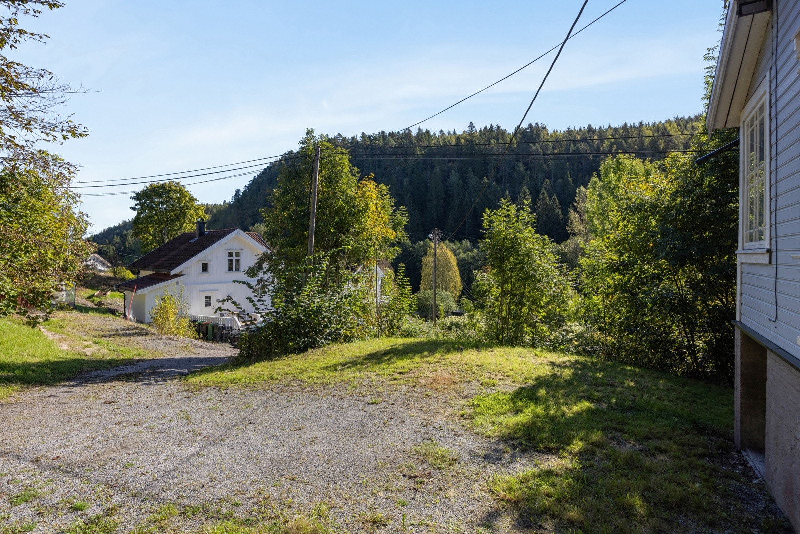 Parkering på gårdsplass. Det er montert el-billader. Galleribilde