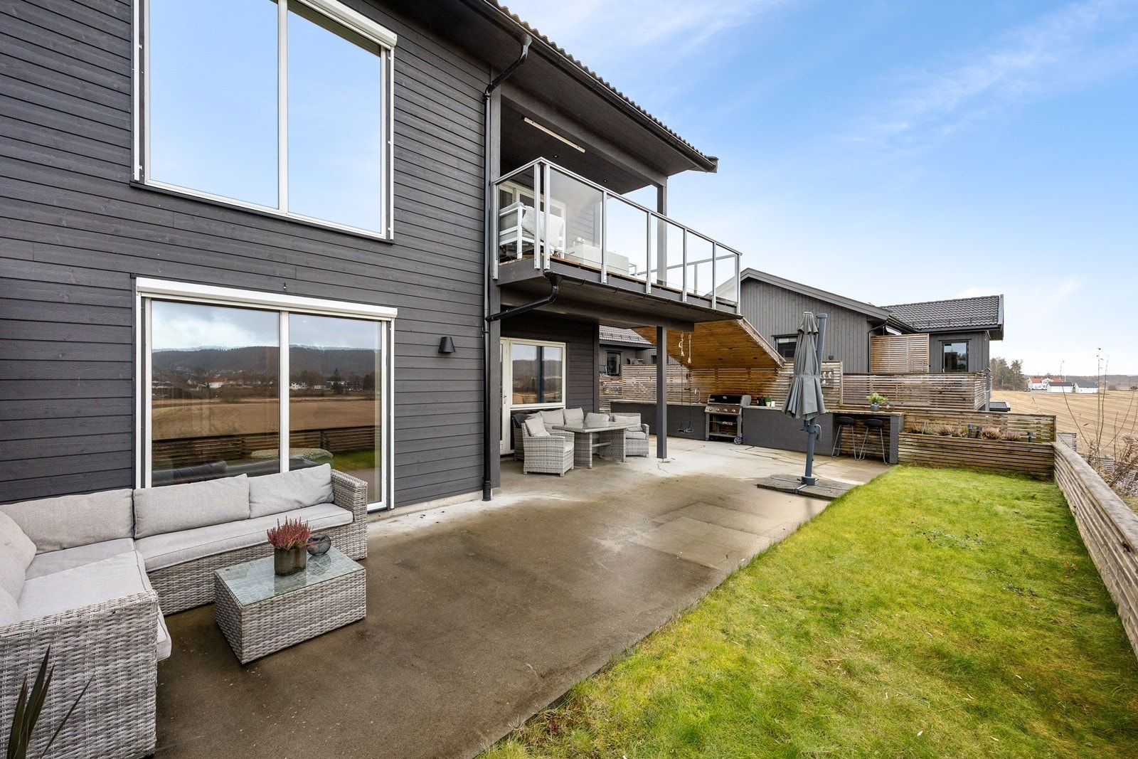 Terrassen måler ca. 65 kvm, og størrelsen gir flere soner til ulikt bruk. Utsikten er glimrende, og uterommet innbyr til sosiale sammenkomster. Galleribilde