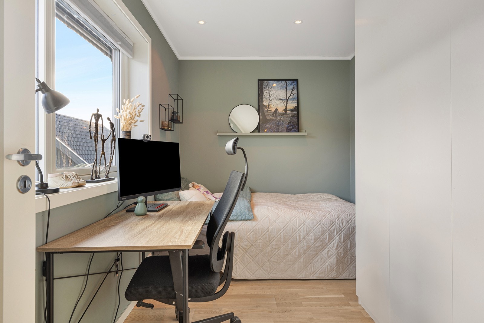 Boligen stilfulle soverom i begge etasjer. Soverommet på hovedplan har downlights og garderobeskap. Galleribilde