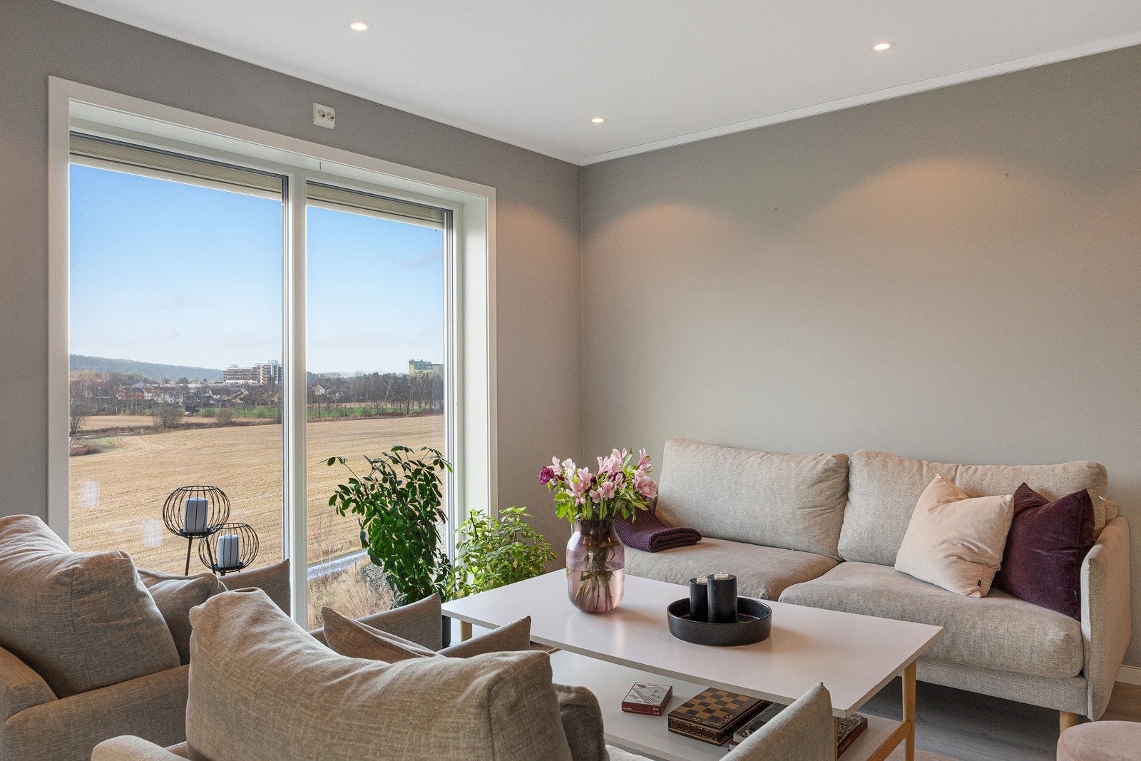 Dagslyset i allrommet suppleres ypperlig av downlights rundt hele himlingen. Galleribilde