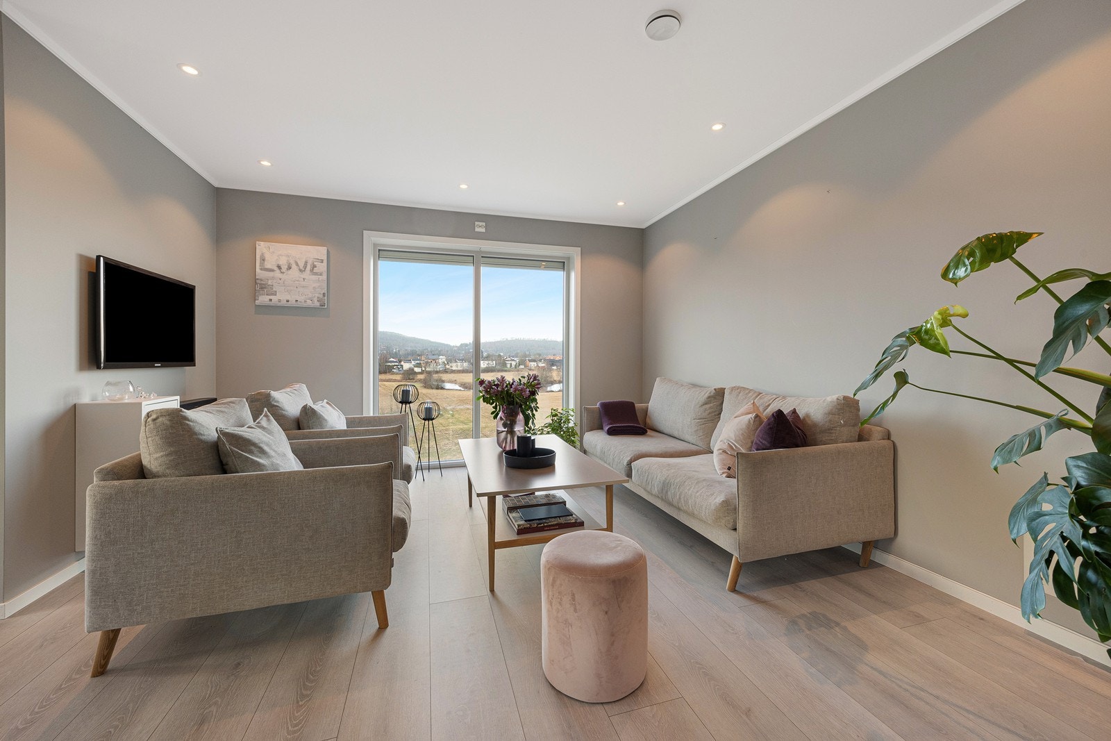 Vinduer på to sider sørger for nydelig utsikt og flott lysinnslipp. Galleribilde