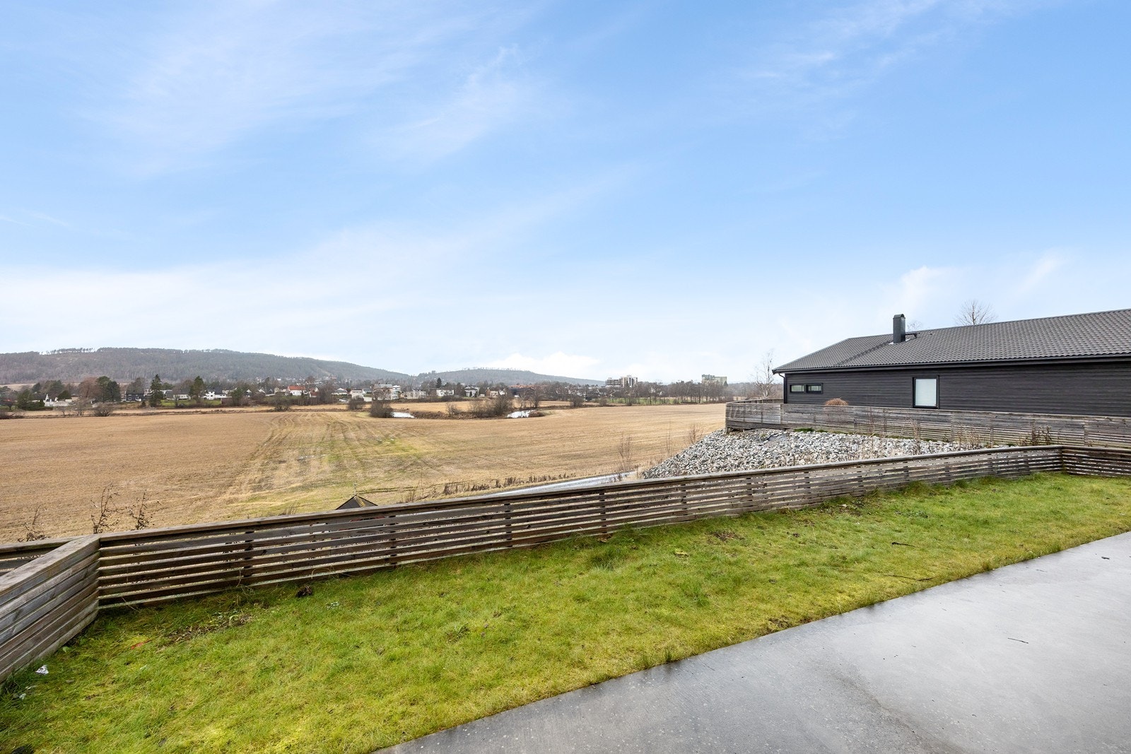 Fra eiendommen er det umiddelbar nærhet til skogen og friarealer med blant annet vann, turstier og en gapahuker med grillplasser. I nærområdet er det ballbinge med kunstgress og flere lekeplasser. Området er rolig og familievennlig. Galleribilde