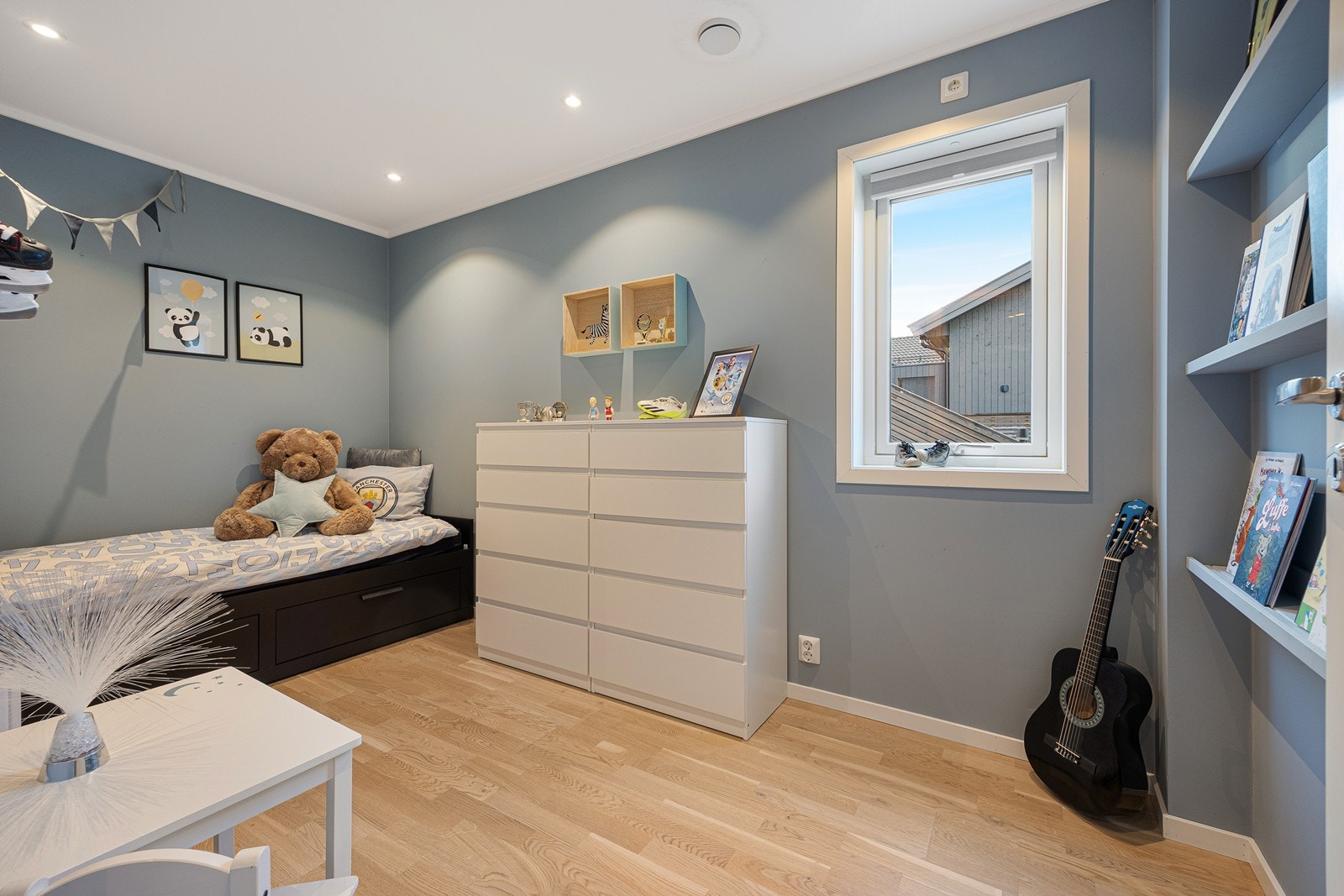 Det minste soverommet i underetasjen har for lite dagslysflate i forhold til dagens krav. Galleribilde