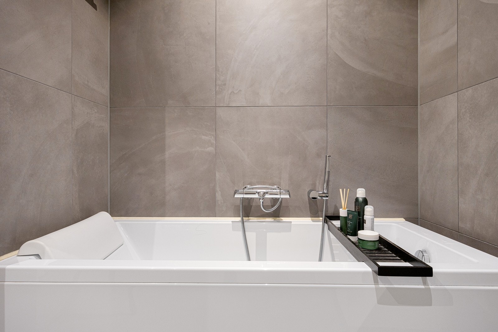 Badet har også et badekar med dusjløsning. Galleribilde