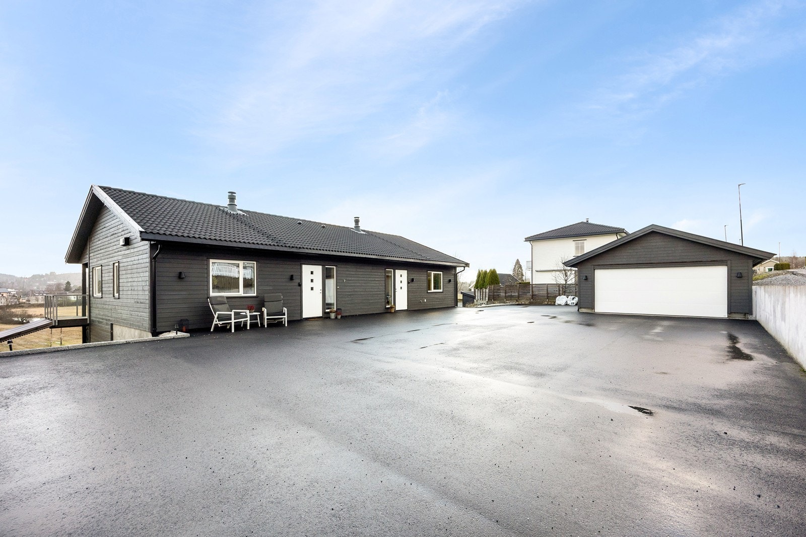 Tomten går over to nivåer, og ved inngangen har boligen en asfaltert gårdsplass med trappefri inngang. Galleribilde